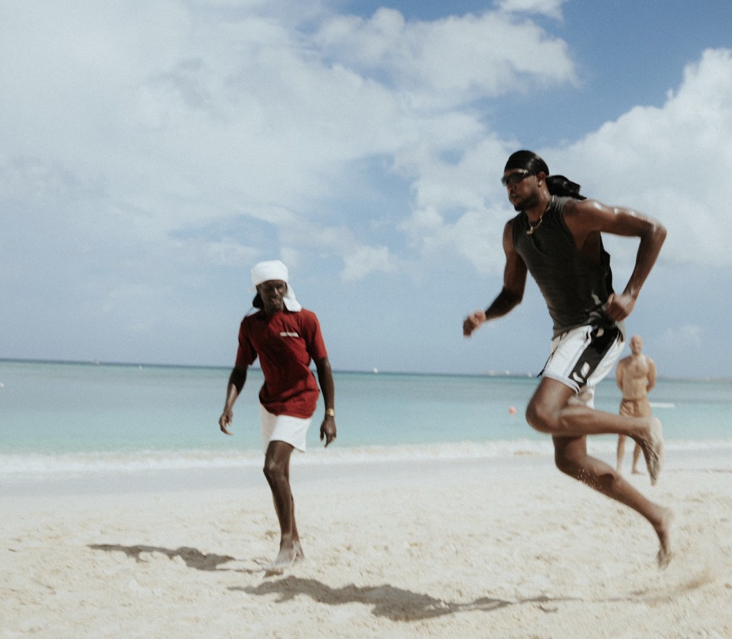 Sand sprints on Seven Mile Beach. Sam Su