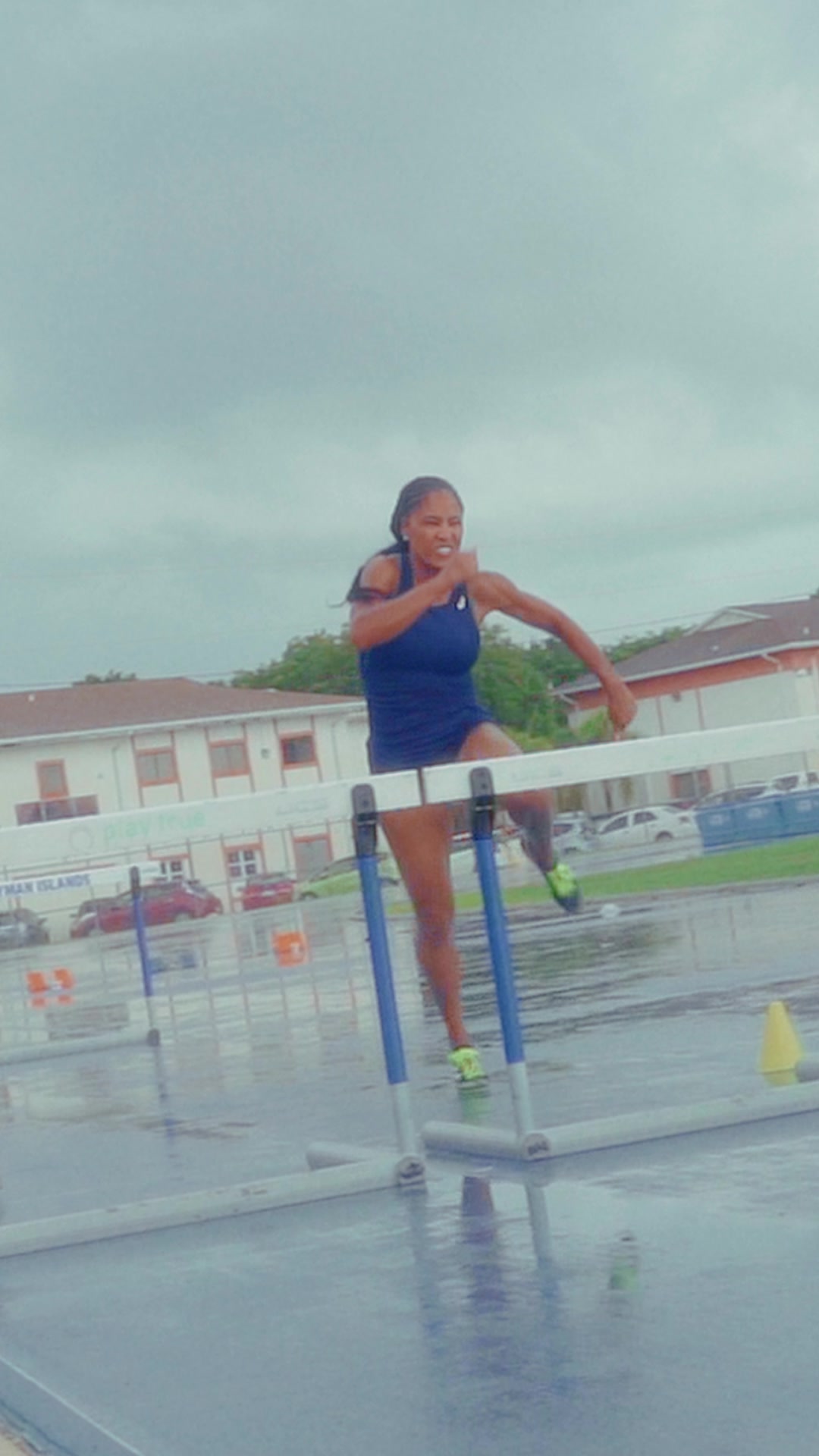 Hurdles session in the rain. Sam Su